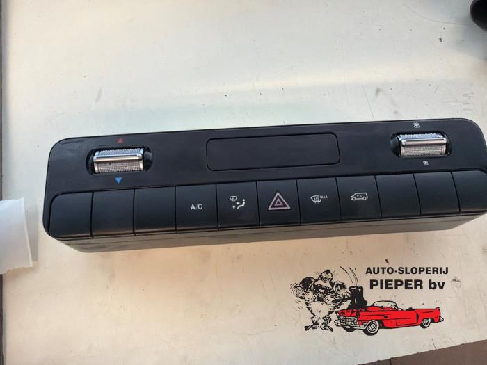 Usagé Commande chauffage Mercedes Sprinter 5t (907.6) 514 CDI 2.1 D RWD Prix € 131,25 Règlement à la marge proposé par Autosloperij Pieper BV