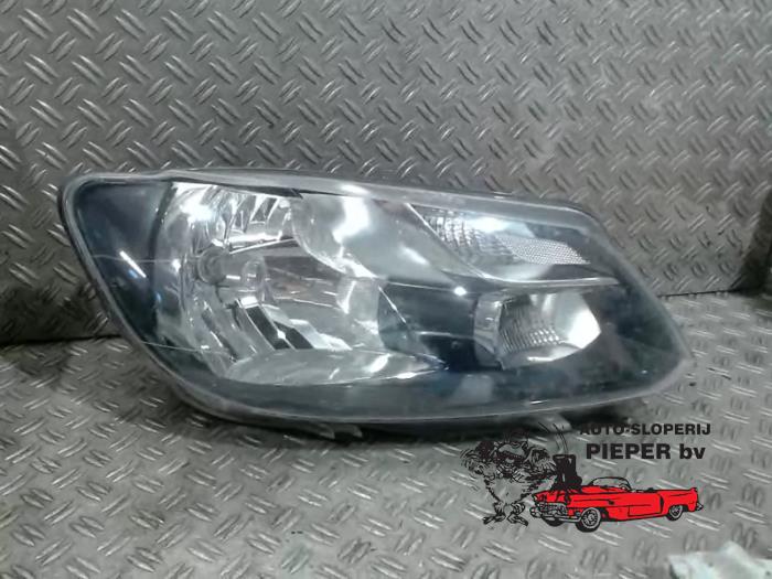 Używane Reflektor prawy Volkswagen Caddy III (2KA,2KH,2CA,2CH) 1.6 TDI 16V Cena € 105,00 Procedura marży oferowane przez Autosloperij Pieper BV