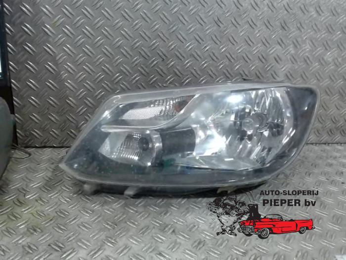 Używane Reflektor lewy Volkswagen Caddy III (2KA,2KH,2CA,2CH) 1.6 TDI 16V Cena € 105,00 Procedura marży oferowane przez Autosloperij Pieper BV