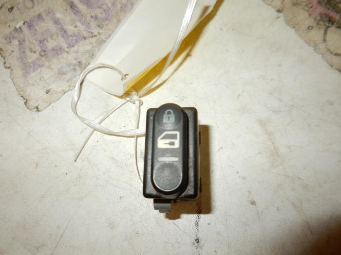 Zentralverriegelung Schalter van een Nissan Qashqai (J10) 1.6 16V 2007