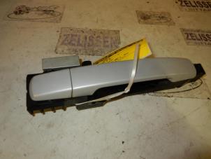 Used Rear door handle 4-door, right Nissan Qashqai (J10) 1.6 16V Price on request offered by Zelissen V.O.F. autodemontage