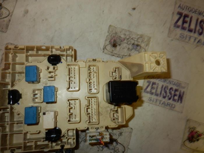 Fuse box Suzuki Swift 1.3 VVT 16V 3677072KB1