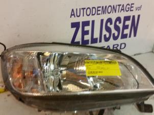 Usados Faro derecha Opel Zafira (F75) 2.2 16V Precio de solicitud ofrecido por Zelissen V.O.F. autodemontage