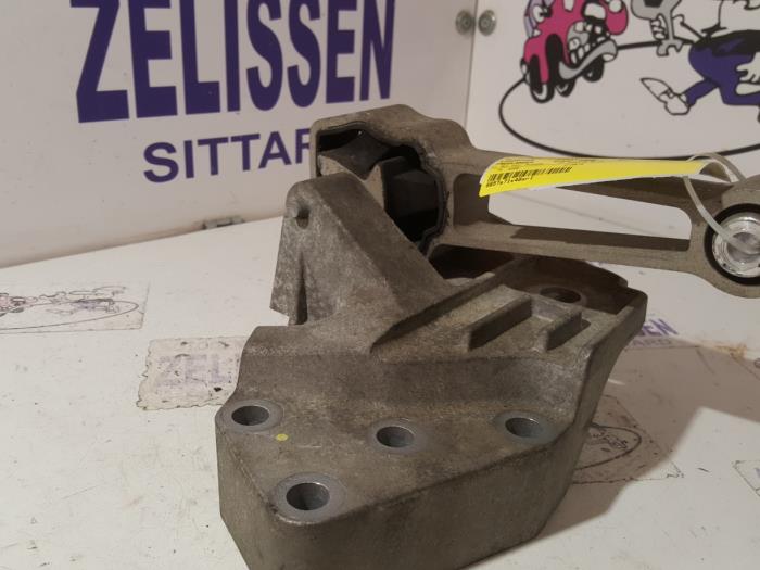 Used Engine mount Landrover Freelander Price on request offered by Zelissen V.O.F. autodemontage