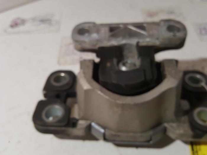 Used Engine mount Landrover Freelander Price on request offered by Zelissen V.O.F. autodemontage