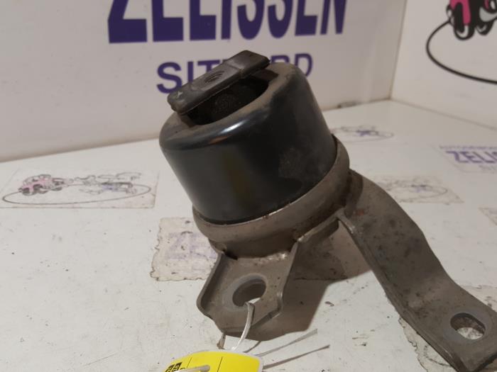 Used Engine mount Landrover Freelander Price on request offered by Zelissen V.O.F. autodemontage