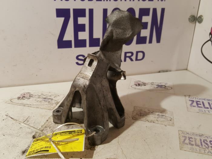 Usagé Support moteur Audi A6 (C7) 3.0 TDI V6 24V Quattro Prix € 42,00 Règlement à la marge proposé par Zelissen V.O.F. autodemontage