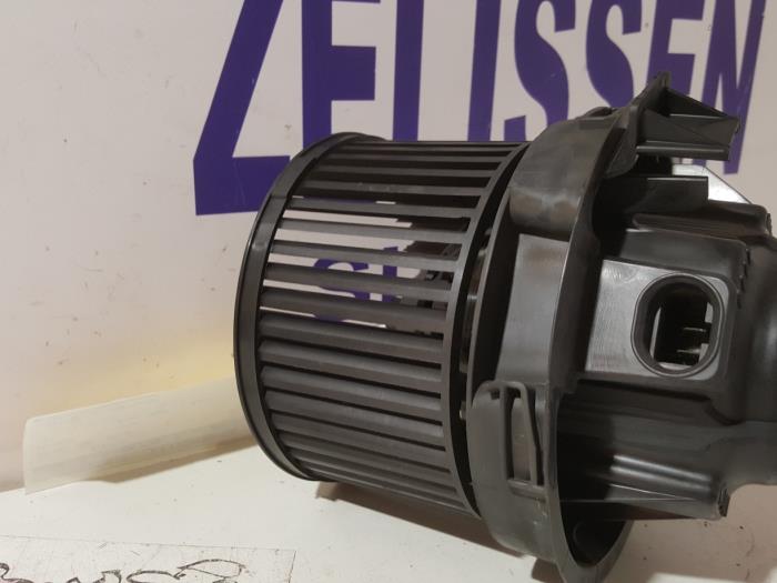 Heating and ventilation fan motor from a Peugeot 207/207+ (WA/WC/WM) 1.4 2007