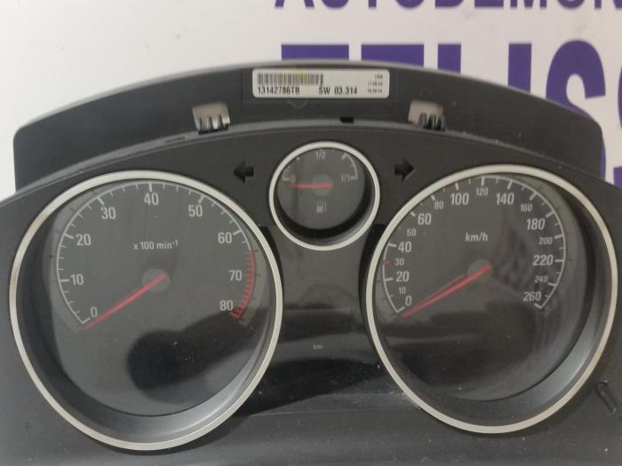 Instrument panel from a Opel Astra H GTC (L08) 1.6 16V Twinport 2006