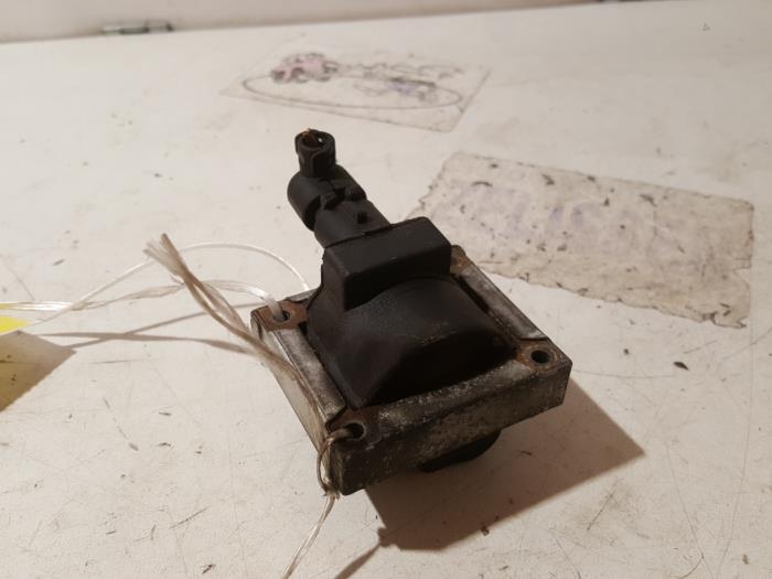 Ignition coil from a Fiat Punto II (188) 1.2 60 S 2003