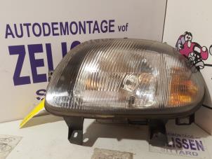 Used Headlight, left Renault Clio II (BB/CB) 1.6 Price on request offered by Zelissen V.O.F. autodemontage