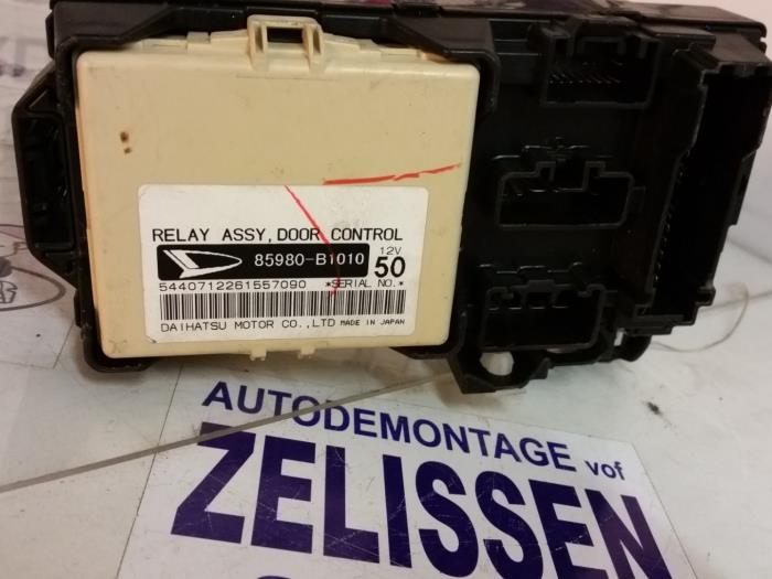 Fuse box from a Daihatsu Sirion 2 (M3) 1.0 12V DVVT 2008