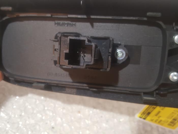 Electric window switch from a Volvo V50 (MW) 2.0 D 16V 2004