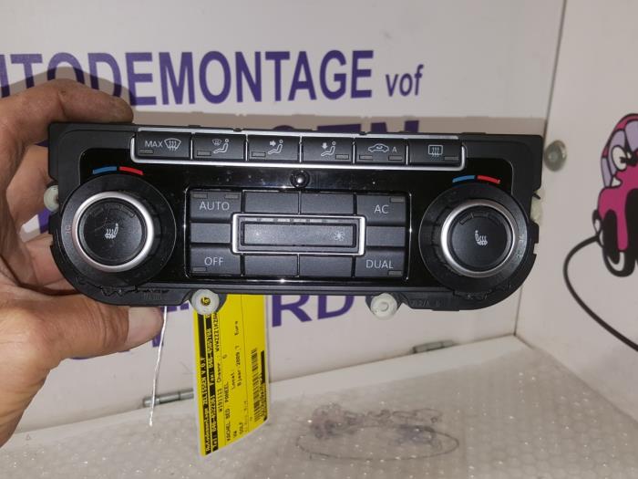 Heater control panel from a Volkswagen Golf VI (5K1) 2.0 TDI 16V 2009