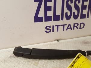 Used Rear wiper arm Renault Clio III (BR/CR) 1.5 dCi 85 Price on request offered by Zelissen V.O.F. autodemontage