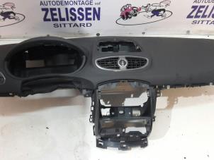 Used Dashboard Renault Clio III (BR/CR) 1.5 dCi 85 Price on request offered by Zelissen V.O.F. autodemontage