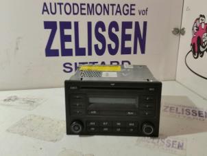 Używane Radioodtwarzacz CD Volkswagen Polo IV (9N1/2/3) 1.4 16V Cena € 183,75 Procedura marży oferowane przez Zelissen V.O.F. autodemontage