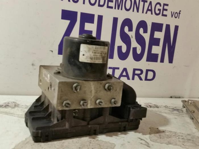 Gebrauchte ABS Pumpe Mercedes CLK Preis € 315,00 Margenregelung angeboten von Zelissen V.O.F. autodemontage