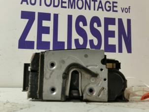 Używane Mechanizm blokady drzwi prawych wersja 2-drzwiowa Mercedes Sprinter 3t (906.61) 211 CDI 16V Cena na żądanie oferowane przez Zelissen V.O.F. autodemontage