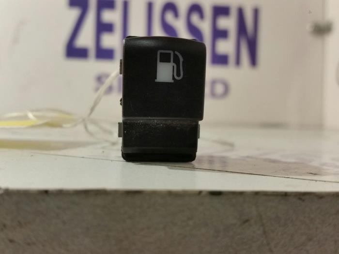 Tank cap cover switch from a Volkswagen New Beetle (9C1/9G1) 2.0 1999