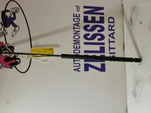 Used Rear gas strut, right Volkswagen New Beetle (9C1/9G1) 2.0 Price on request offered by Zelissen V.O.F. autodemontage