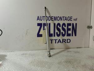 Używane Amortyzator gazowy lewy tyl Volkswagen Phaeton Cena na żądanie oferowane przez Zelissen V.O.F. autodemontage
