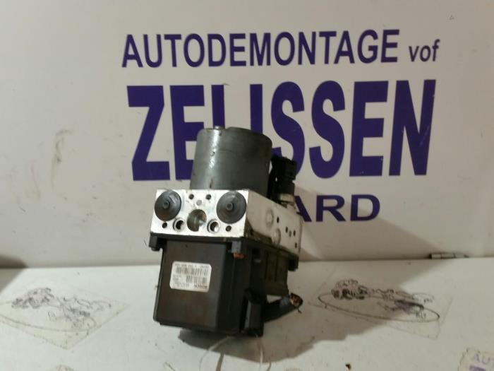 Usagé Bloc ABS Volkswagen Phaeton Prix sur demande proposé par Zelissen V.O.F. autodemontage