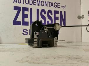 Używane Mechanizm blokady drzwi prawych wersja 2-drzwiowa Opel Corsa C (F08/68) 1.0 12V Twin Port Cena na żądanie oferowane przez Zelissen V.O.F. autodemontage