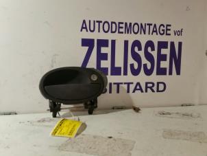 Używane Uchwyt drzwi prawych wersja 2-drzwiowa Opel Corsa C (F08/68) 1.0 12V Twin Port Cena na żądanie oferowane przez Zelissen V.O.F. autodemontage