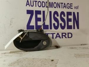 Usados Manija de puerta de 2 puertas izquierda Opel Corsa C (F08/68) 1.0 12V Twin Port Precio de solicitud ofrecido por Zelissen V.O.F. autodemontage
