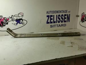 Używane Szyna drzwi przesuwnych lewa Volkswagen Caddy Cena na żądanie oferowane przez Zelissen V.O.F. autodemontage