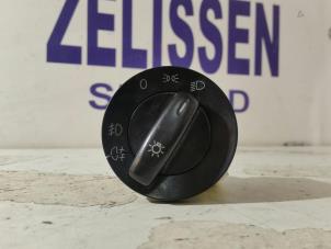 Usados Interruptor de luz Volkswagen Caddy Precio de solicitud ofrecido por Zelissen V.O.F. autodemontage