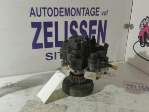 Used Petrol pump Audi A4 Avant (B7) 3.0 TDI V6 24V Price on request offered by Zelissen V.O.F. autodemontage