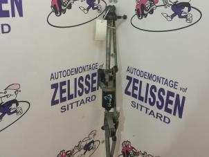 Used Wiper motor + mechanism Peugeot 307 (3A/C/D) 1.4 Price on request offered by Zelissen V.O.F. autodemontage