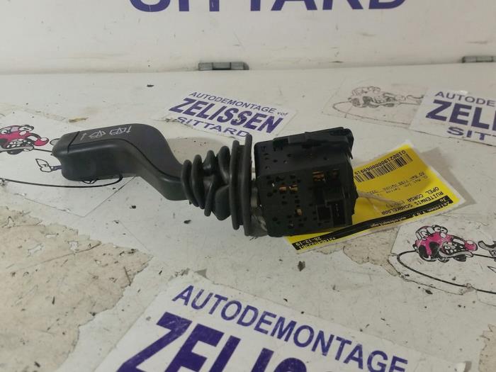 Interruptor de limpiaparabrisas de un Opel Corsa C (F08/68) 1.2 16V 2001