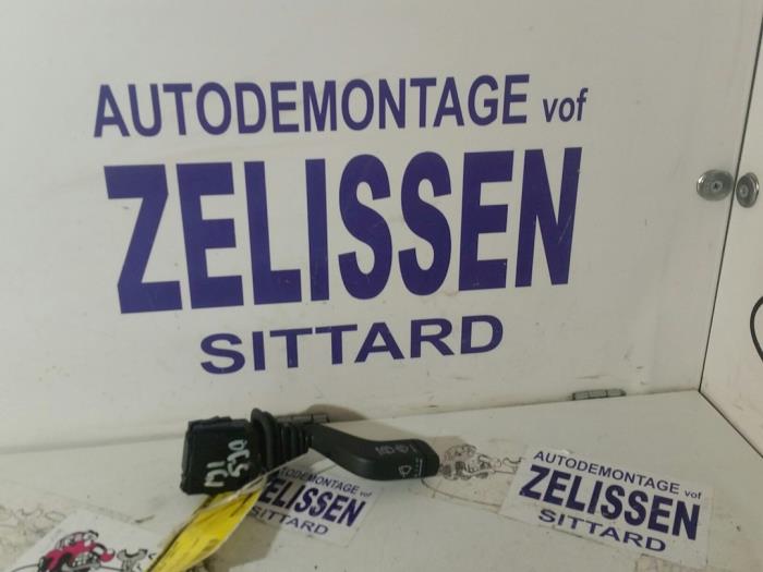 Interruptor de limpiaparabrisas de un Opel Corsa C (F08/68) 1.2 16V 2001