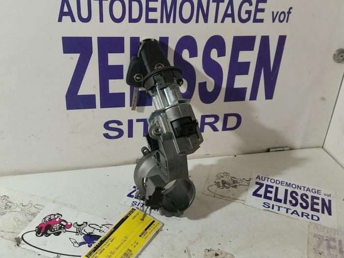 Używane Stacyjka + Kluczyk Opel Corsa D 1.2 16V Cena € 52,50 Procedura marży oferowane przez Zelissen V.O.F. autodemontage