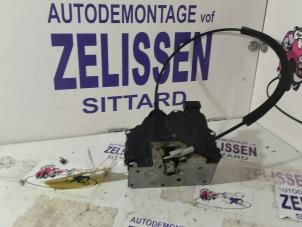Używane Mechanizm blokady drzwi prawych wersja 2-drzwiowa Opel Corsa D 1.2 16V Cena € 36,75 Procedura marży oferowane przez Zelissen V.O.F. autodemontage