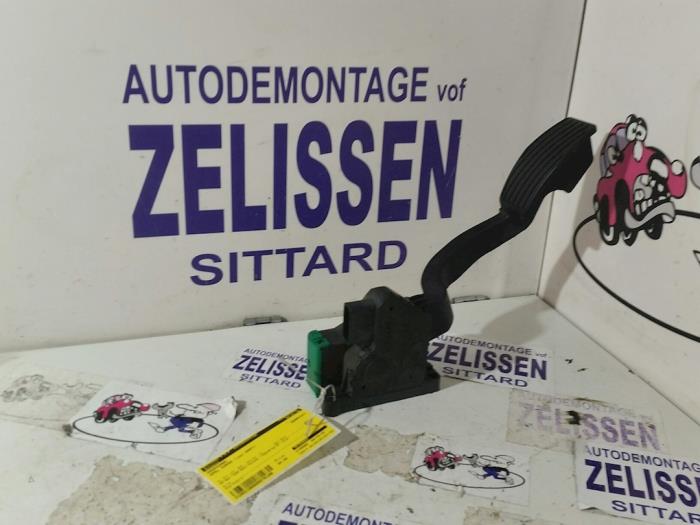 Accelerator pedal Opel Corsa D 1.2 16V 55702022
