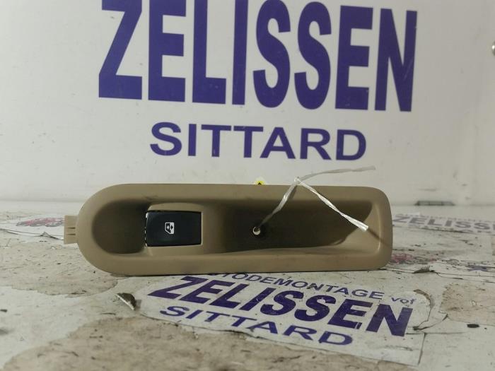 Usados Interruptor de ventanilla eléctrica Renault Modus/Grand Modus (JP) 1.4 16V Precio € 10,50 Norma de margen ofrecido por Zelissen V.O.F. autodemontage