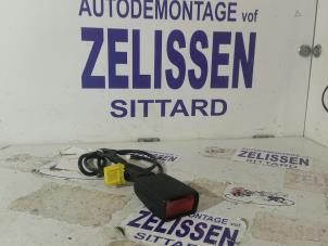 Używane Wtyk pasa bezpieczenstwa lewy przód Mercedes S (W220) 3.2 S-320 18V Cena € 31,50 Procedura marży oferowane przez Zelissen V.O.F. autodemontage
