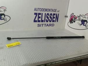 Używane Amortyzator gazowy pokrywy silnika prawy Volkswagen Golf V (1K1) 1.9 TDI Cena € 15,75 Procedura marży oferowane przez Zelissen V.O.F. autodemontage