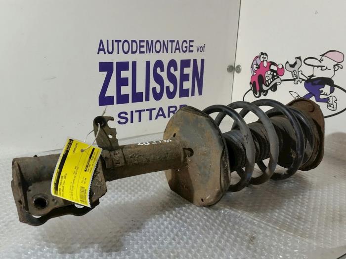 Fronts shock absorber, left from a Toyota Corolla (E12) 1.6 16V VVT-i 2002