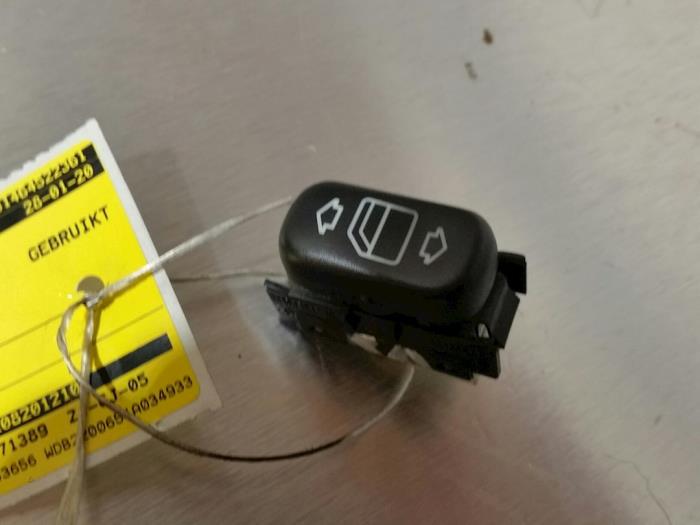 Usados Interruptor de ventanilla eléctrica Mercedes S (W220) 3.2 S-320 18V Precio € 15,75 Norma de margen ofrecido por Zelissen V.O.F. autodemontage