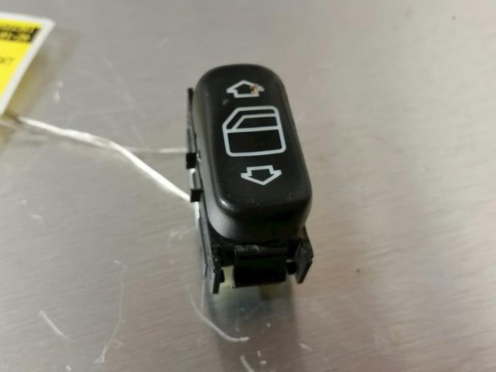 Usados Interruptor de ventanilla eléctrica Mercedes S (W220) 3.2 S-320 18V Precio € 14,70 Norma de margen ofrecido por Zelissen V.O.F. autodemontage