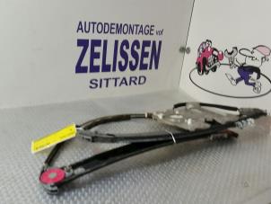 Używane Mechanizm szyby prawej przedniej wersja 4-drzwiowa Mercedes S (W220) 3.2 S-320 18V Cena € 42,00 Procedura marży oferowane przez Zelissen V.O.F. autodemontage