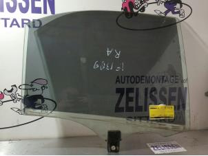 Używane Szyba drzwi prawych tylnych wersja 4-drzwiowa Mercedes S (W220) 3.2 S-320 18V Cena € 42,00 Procedura marży oferowane przez Zelissen V.O.F. autodemontage