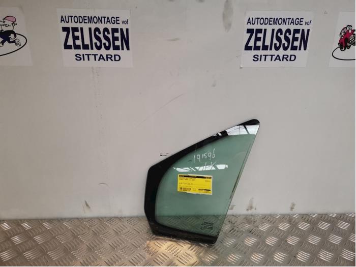 Usados Ventanilla triangular izquierda delante Renault Modus/Grand Modus (JP) 1.4 16V Precio € 26,25 Norma de margen ofrecido por Zelissen V.O.F. autodemontage