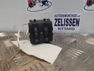 Używane Przelacznik reflektora LHV Renault Twingo II (CN) 1.2 16V Cena € 15,75 Procedura marży oferowane przez Zelissen V.O.F. autodemontage
