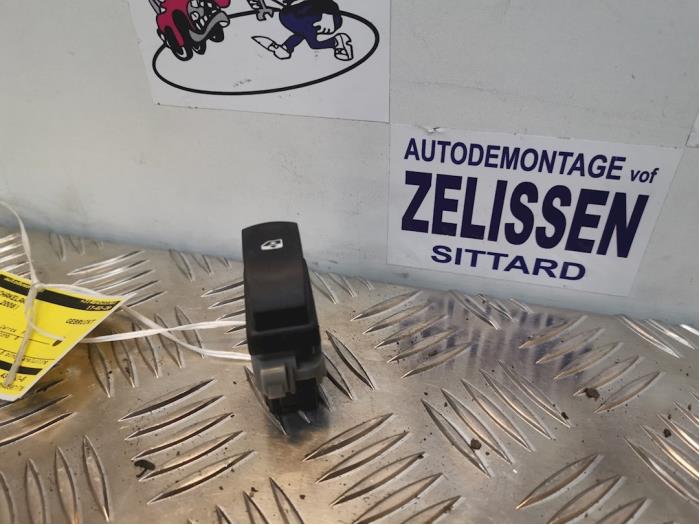 Usados Interruptor de ventanilla eléctrica Renault Twingo II (CN) 1.2 16V Precio € 10,50 Norma de margen ofrecido por Zelissen V.O.F. autodemontage